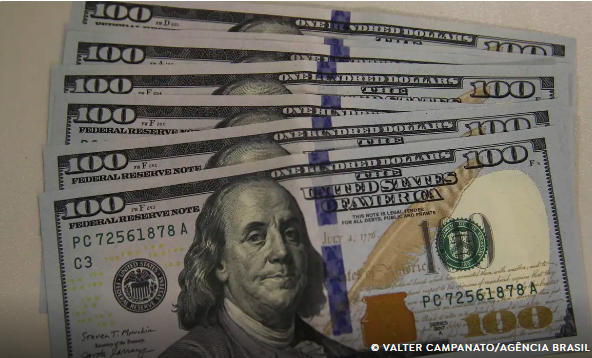 Dólar fecha abaixo de R$ 5,70 em dia de tarifas de Trump