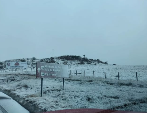 A neve chegou na Serra de Santa Catarina