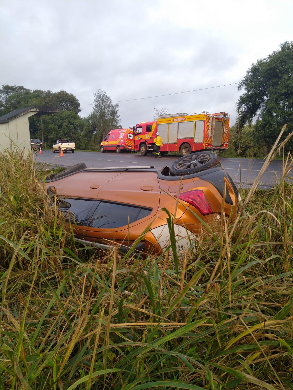 Dois veículos saem da pista e um acabou capotando na SC-157 em Quilombo/SC