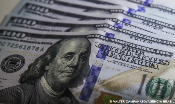 Dólar aproxima-se de R$ 5,70 com incertezas sobre IOF