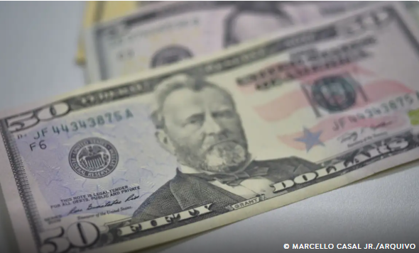 Dólar cai para R$ 5,66 após Copom e acordo entre EUA e Reino Unido