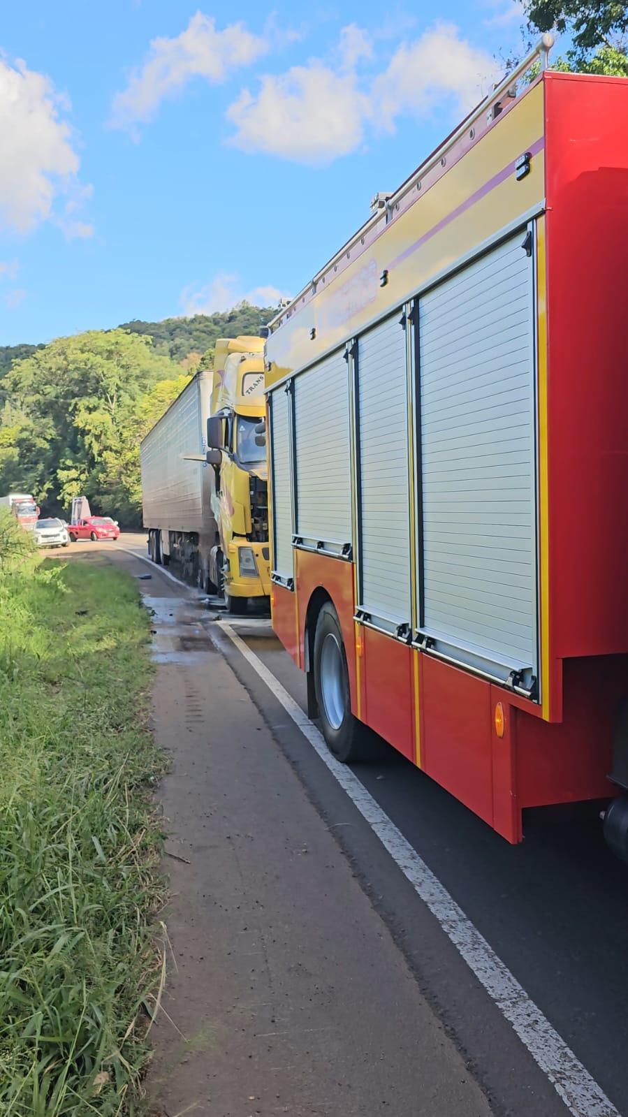 Incêndio em caminhão na SC-157 no interior do Município de Quilombo/SC