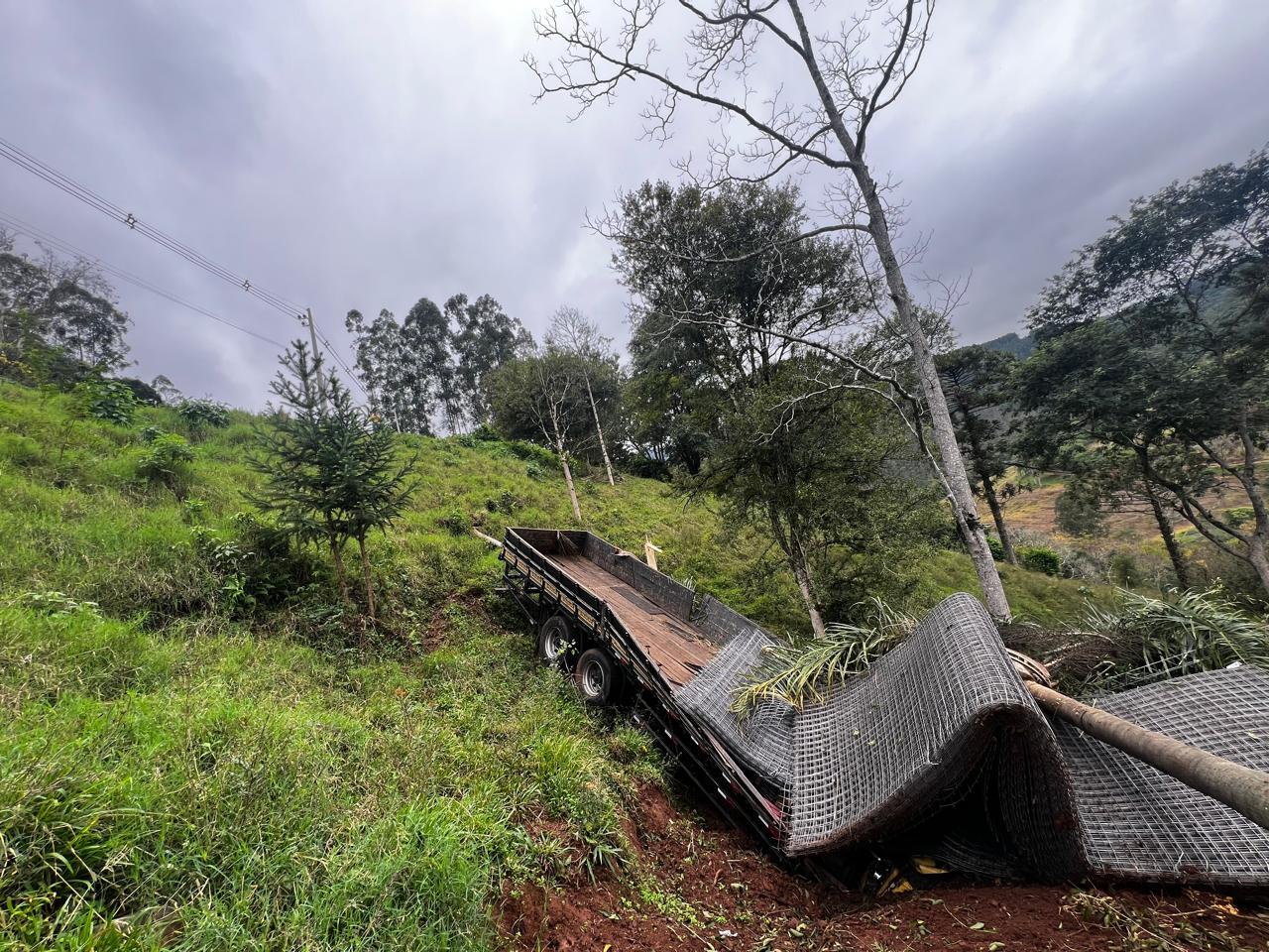Motorista de caminhão perde a vida em saída de pista e queda em ribanceira em Seara/SC