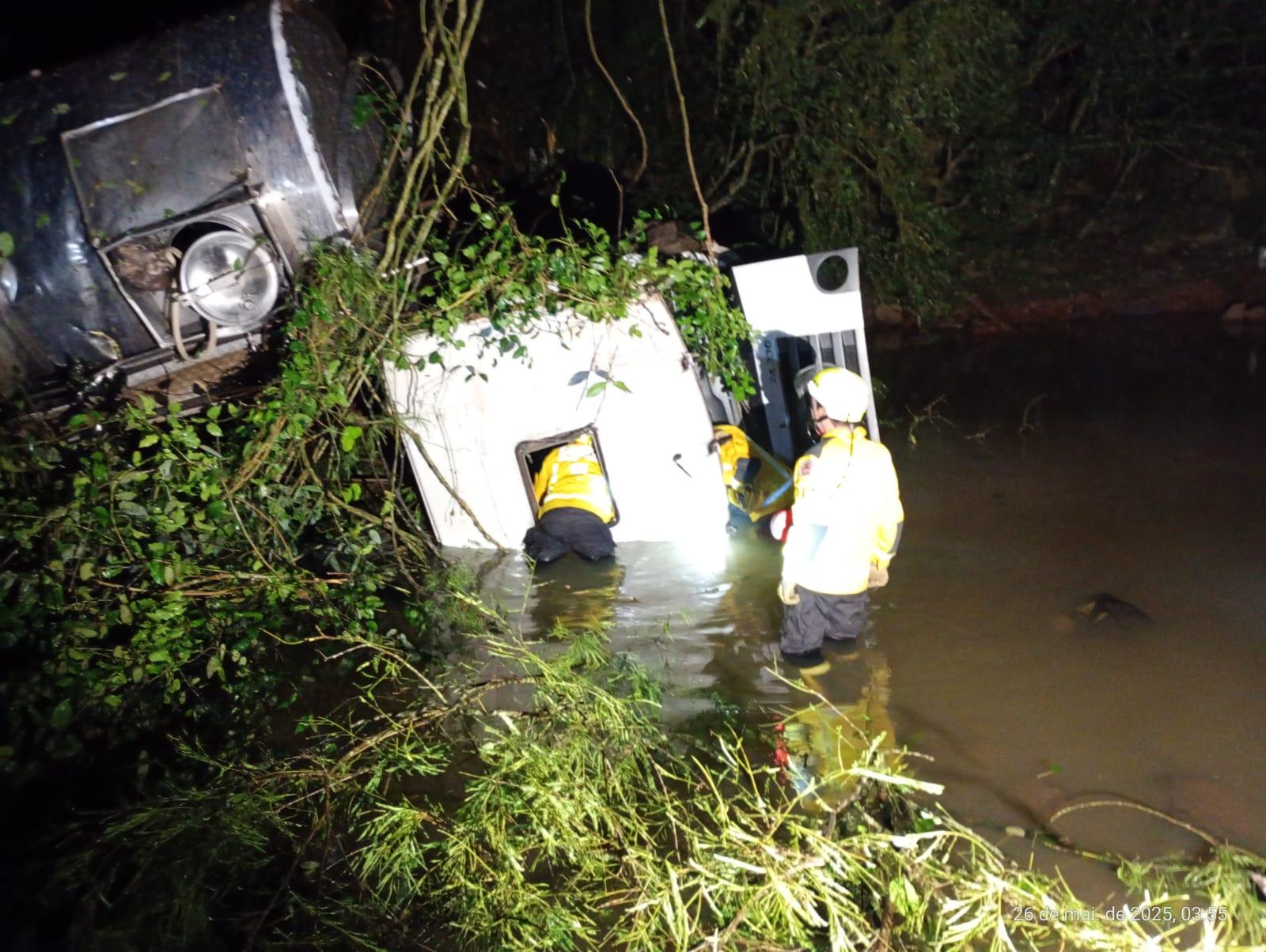 Motorista de Caminhão que transporta leite more em grave acidente no interior de Águas Frias/SC