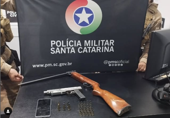Polícia Militar prende três homens por porte ilegal de arma de fogo e munição