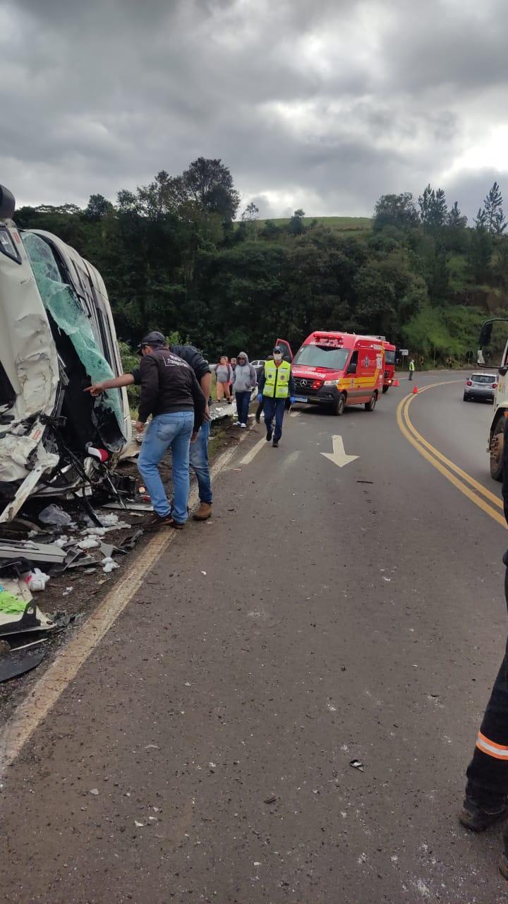Saída de pista seguida de capotamento de caminhão carreta na SC-157 em Quilombo/SC
