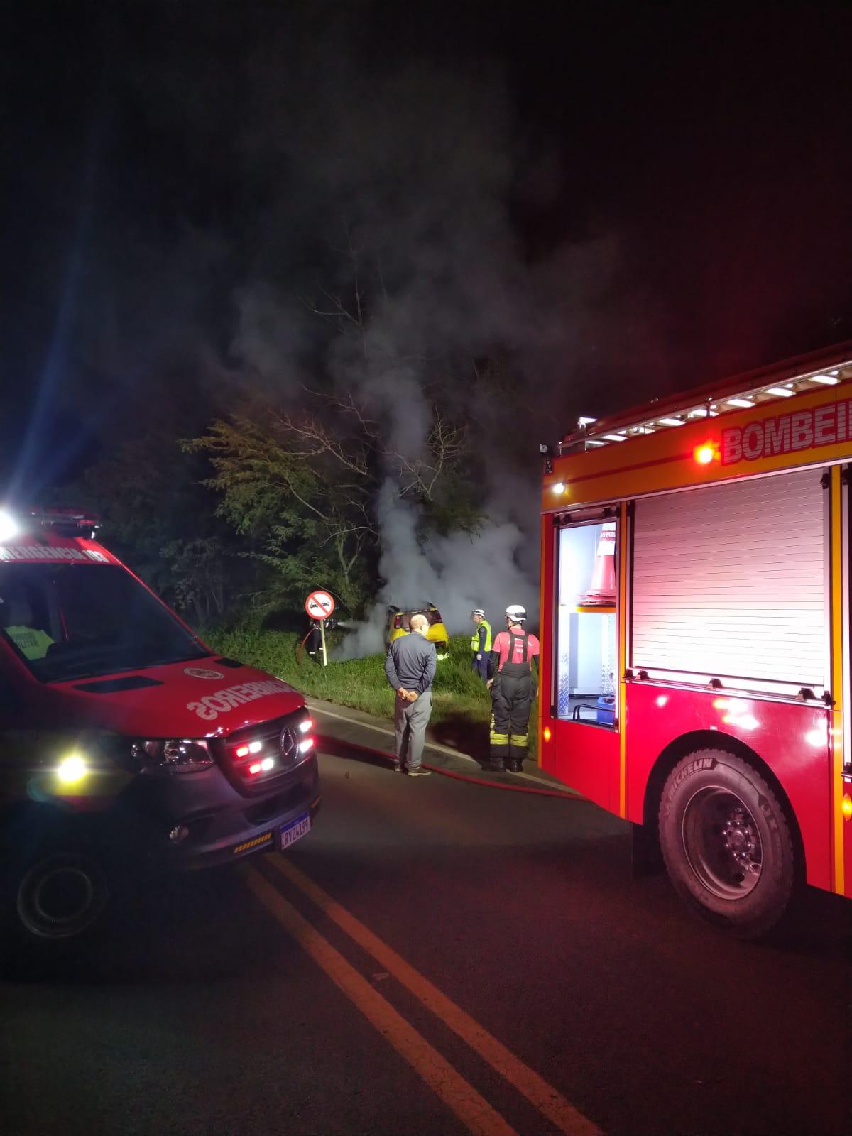 Após colisão veículo pega fogo na SC-157 em Quilombo