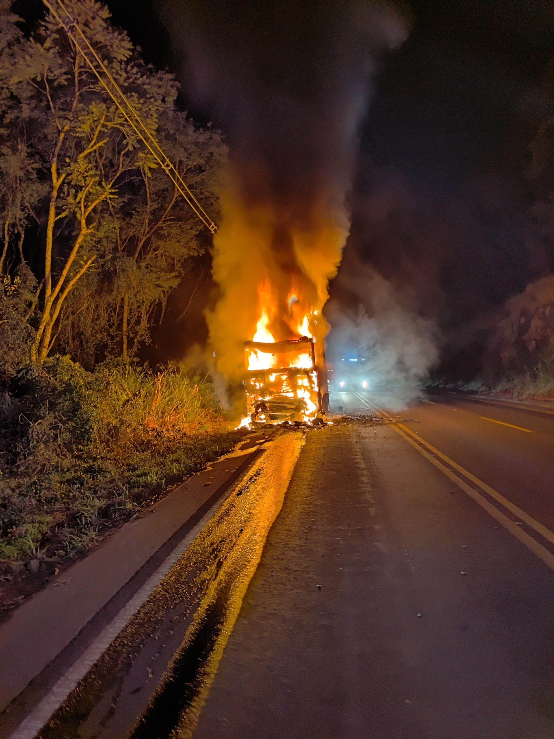 Caminhão fica totalmente destruído por incêndio na SC-157 em Formosa do Sul/SC