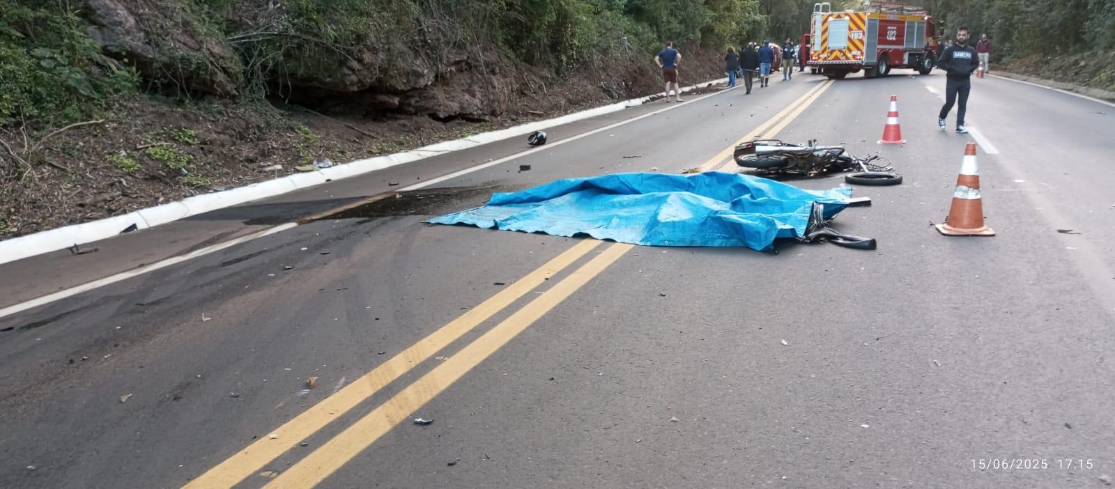 Colisão carro e moto na BR-282 tira a vida de motociclista de 28 anos em Pinhalzinho