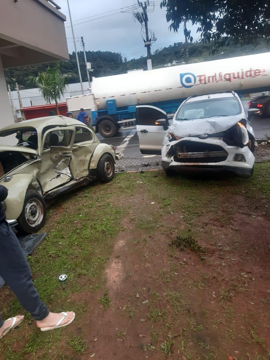Colisão entre dois veículos no centro de Coronel Freitas/SC