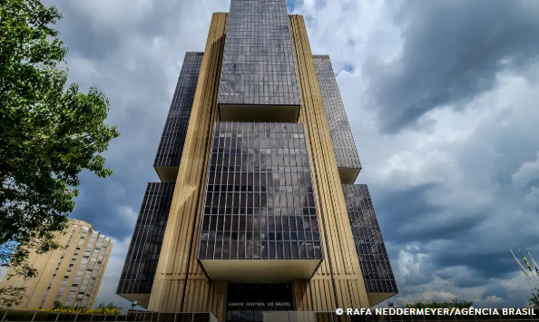 Copom eleva juros básicos da economia para 15% ao ano