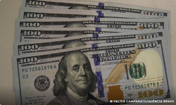 Dólar cai para R$ 5,48 na contramão do mercado externo