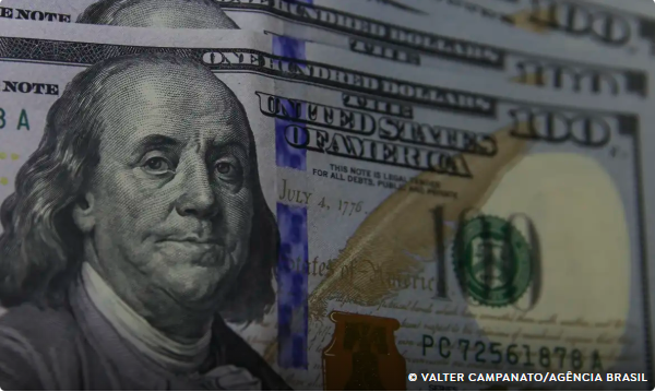 Dólar cai para R$ 5,63 com espera de medidas alternativas ao IOF