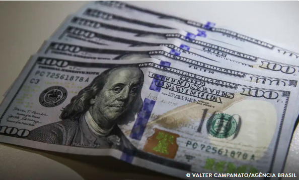 Dólar fecha abaixo de R$ 5,50 pela primeira vez em oito meses