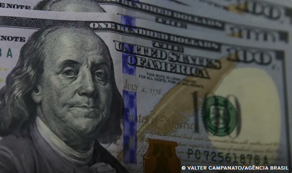 Dólar sobe para R$ 5,55 com votação de decreto do IOF