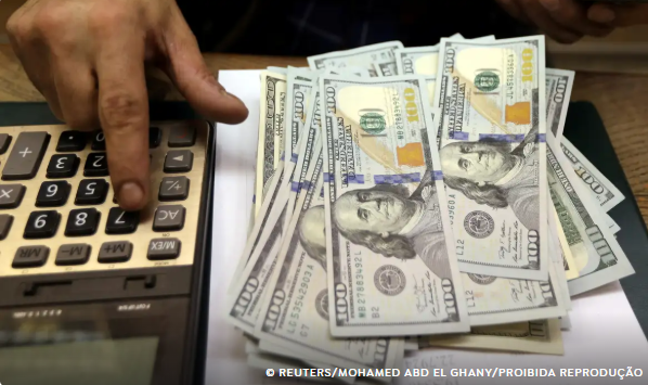 Dólar sobe para R$ 5,71 após ameaças de Trump à China