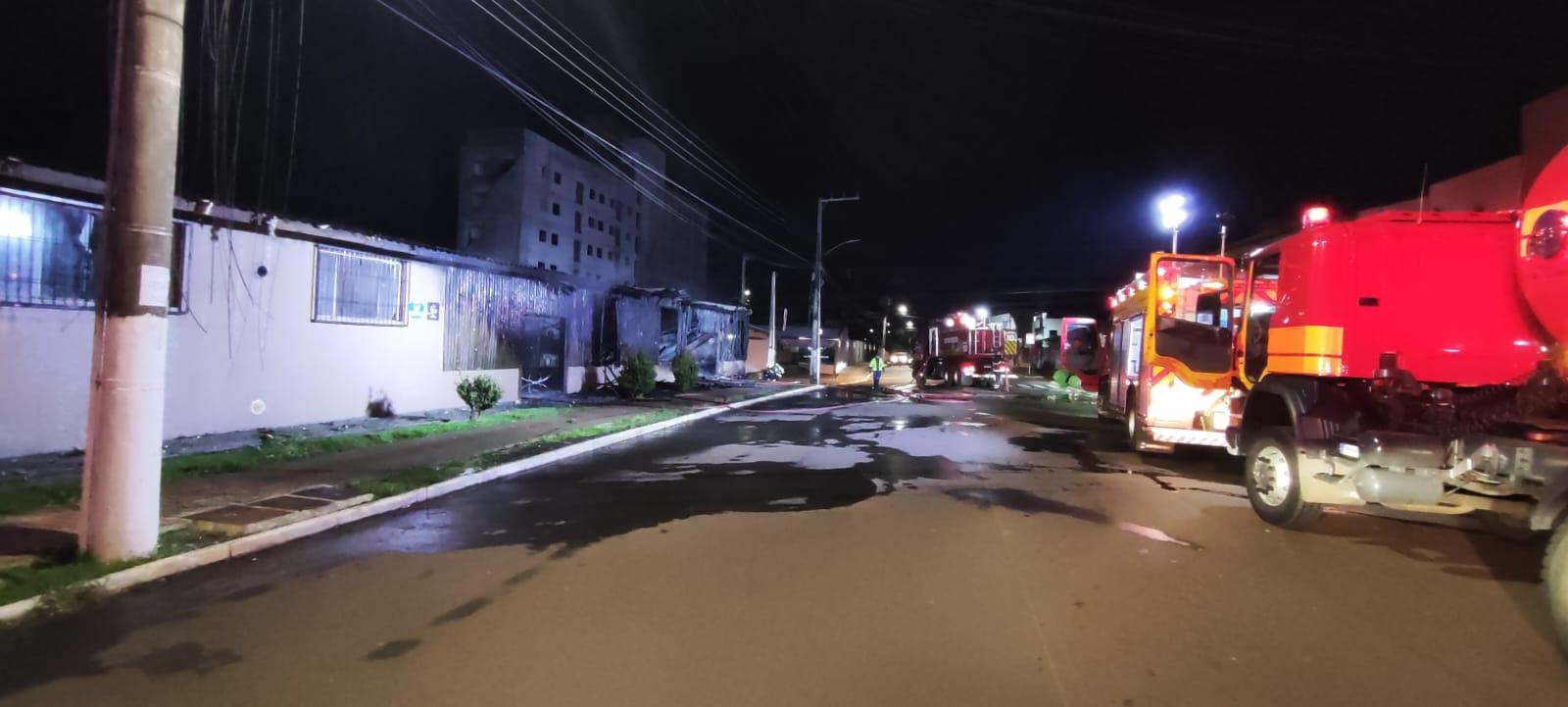 Edificação Comercial é consumida pelo fogo em Chapecó