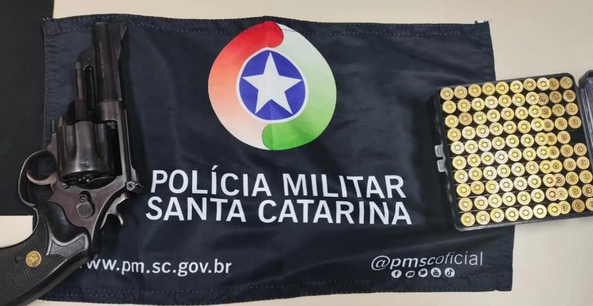 Homem de 36 anos é preso com arma de fogo de uso restrito e munições em Quilombo/SC