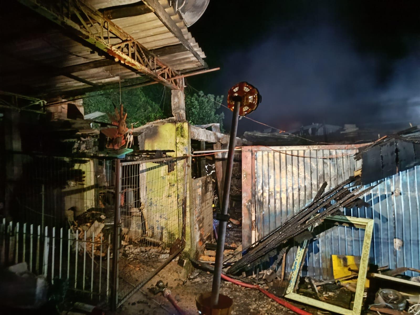 Incêndio em garagem anexa a residência em Coronel Freitas