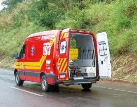 Motocicleta sofre escoriações e suspeita de fratura em queda no interior de Quilombo/SC