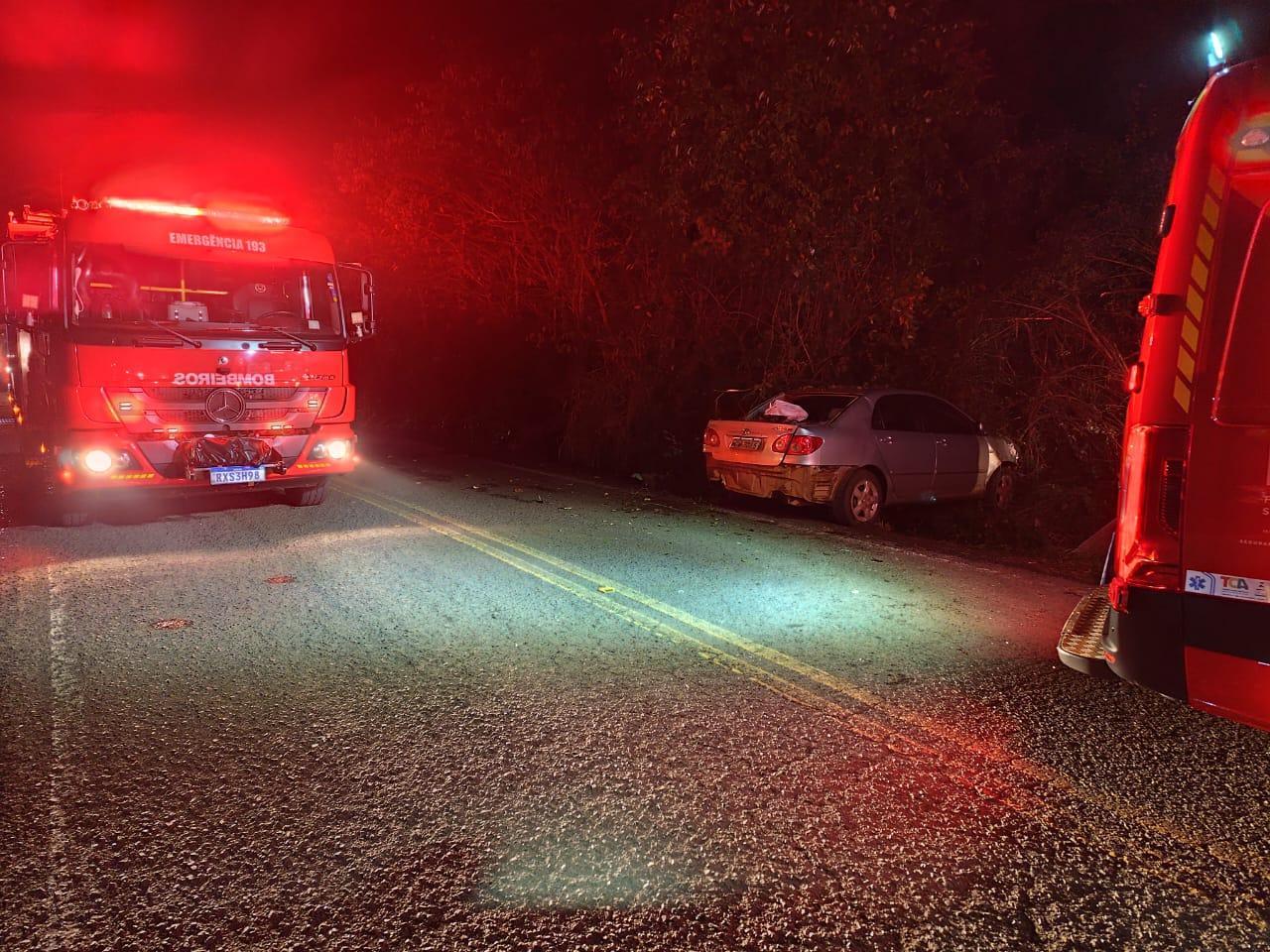 Motorista perde o controle do veículo ao desviar de animal e colide em árvores em Quilombo/SC