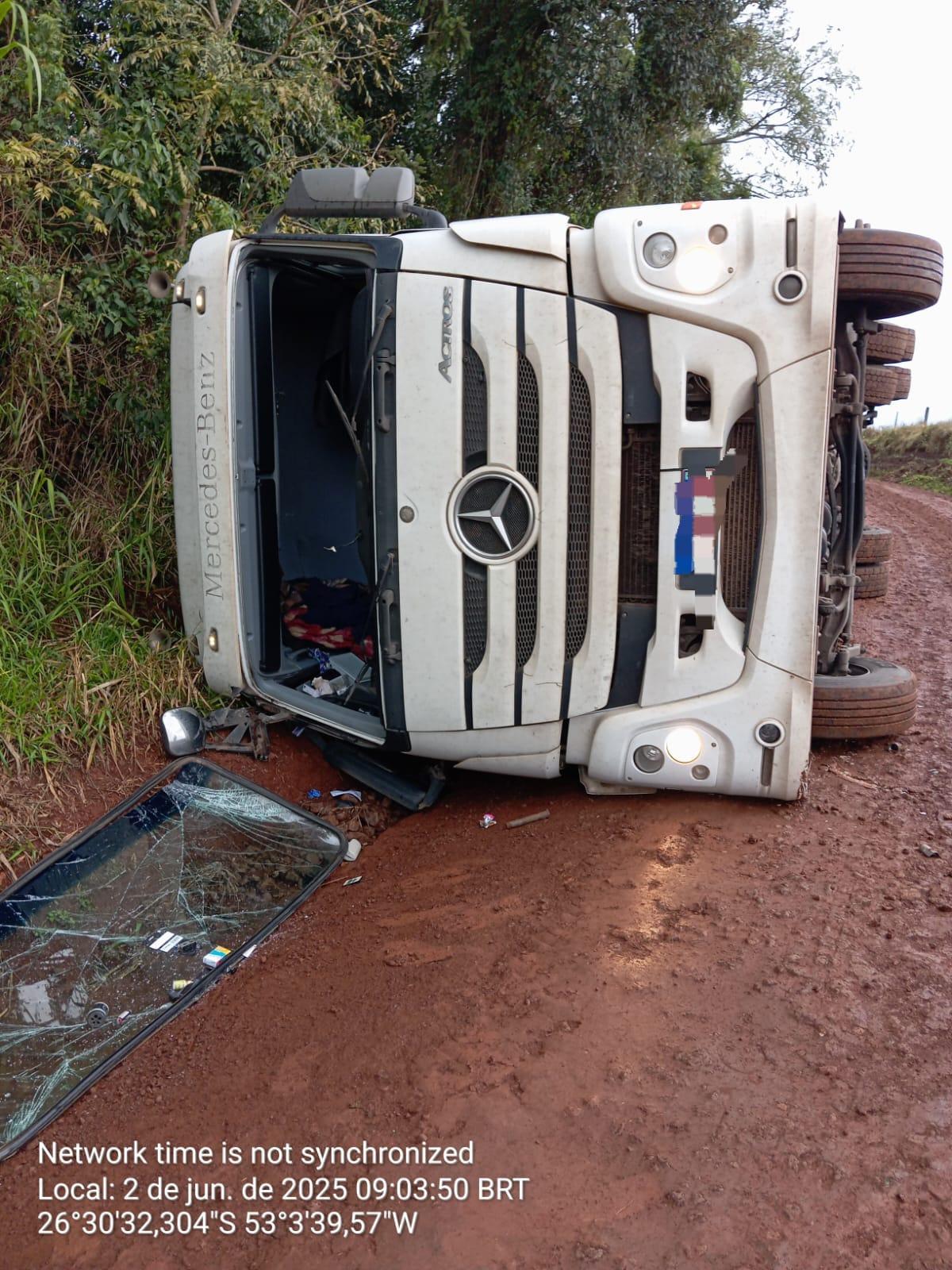 Motorista perde o controle e tomba caminhão em Campo Erê/SC
