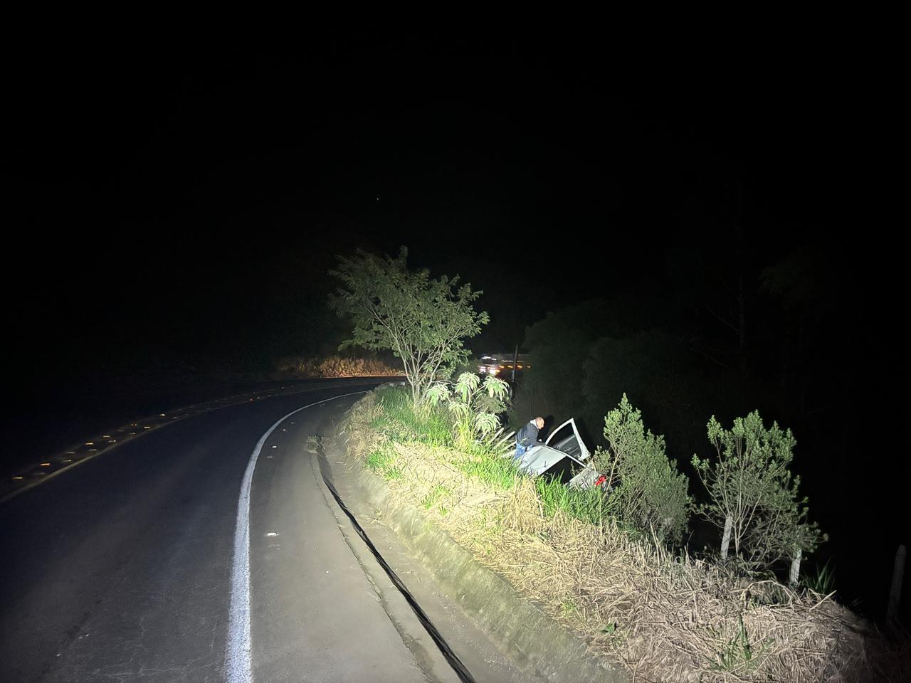 Saída de pista e capotamento na SC-157 em Coronel Freitas