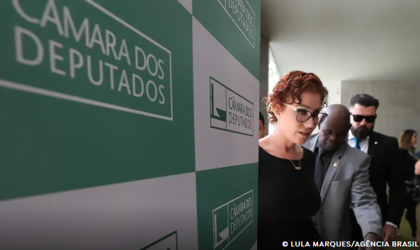 STF julga recurso de Carla Zambelli para anular condenação