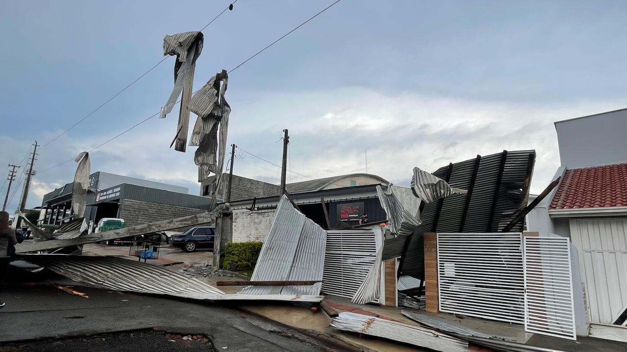Temporais provocam danos no Oeste de SC e devem se intensificar nas próximas horas