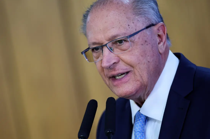 Brasil envia carta aos EUA com pedido de diálogo e manifesta indignação com tarifa
