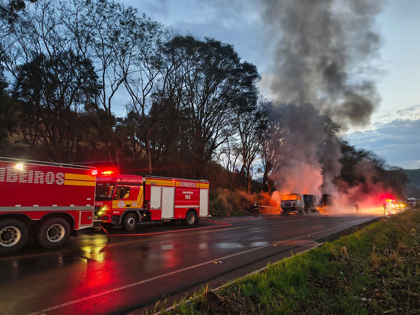 Caminhão Bitrem (Volvo) é consumido pelo fogo na SC-157 em Novo Horizonte/SC
