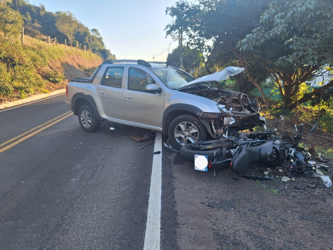 Colisão frontal entre carro e moto deixa motociclista gravemente ferido em Nova Erechim/SC