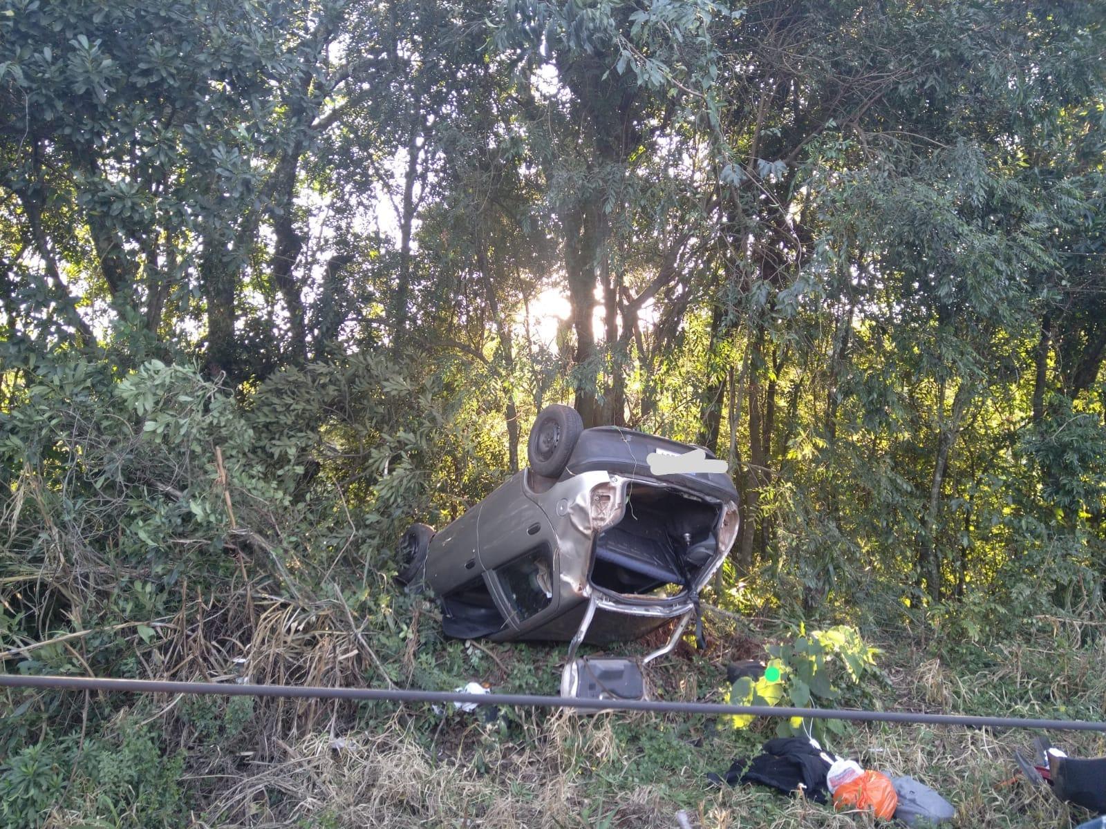 Condutor de 20 anos perde o controle do veículo bate em poste e capota na SC-157 em Quilombo