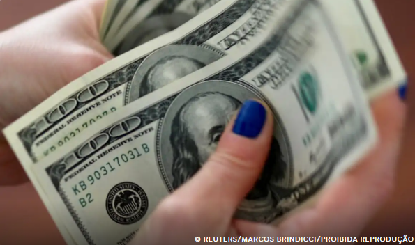 Dólar cai para R$ 5,56 com possível recuo em tarifaço nos EUA
