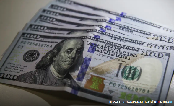Dólar fecha praticamente estável, a R$ 5,54, mas sobe 2,26% na semana