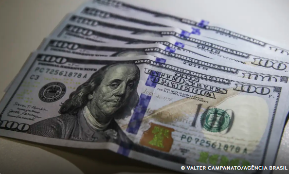 Dólar sobe para R$ 5,59 com oficialização de tarifaço de Trump