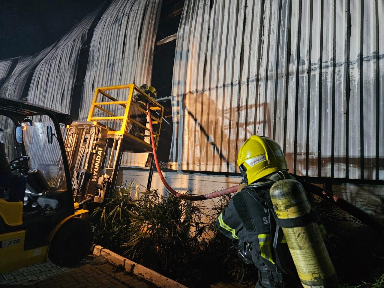Incêndio de grandes proporções na empresa EKO'7 em Chapecó