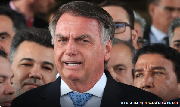 Moraes dá 24 horas para Bolsonaro explicar uso de redes sociais