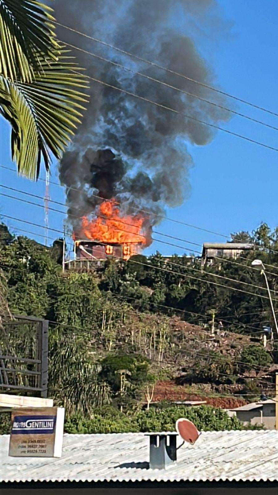 Santiago do Sul: Casa é destruída pelo fogo