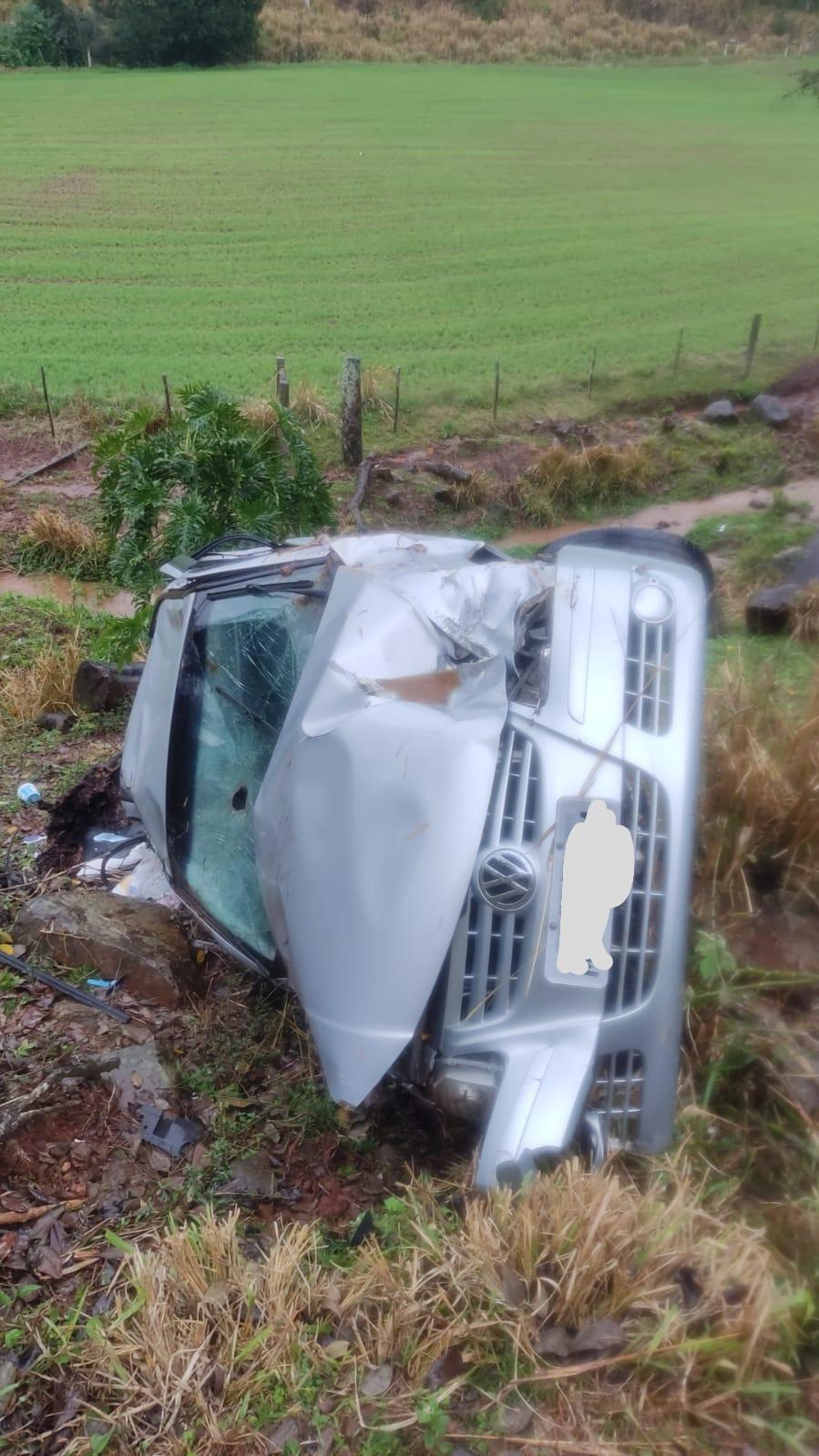 Veículo com quatro ocupantes sai da pista e capotamento na SC-157 em Quilombo