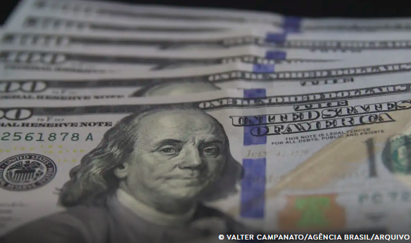 Dólar cai para R$ 5,39 com expectativa de corte de juros nos EUA