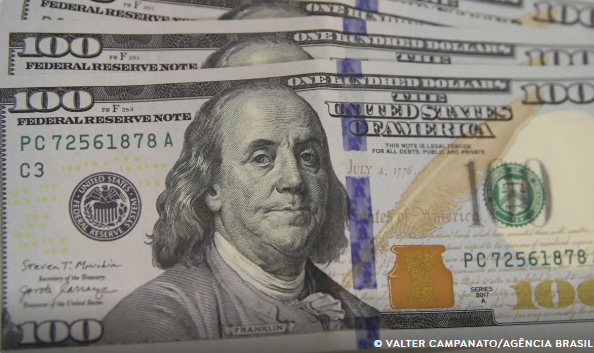 Dólar cai para R$ 5,42 e atinge menor valor em mais de um mês