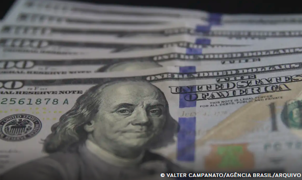 Dólar fica estável após prisão domiciliar de Bolsonaro e ata do Copom