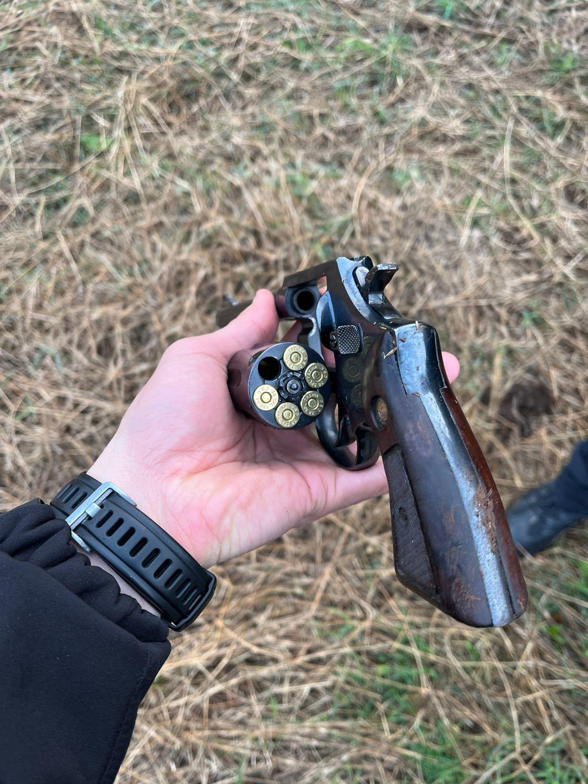 SÃO DOMINGOS/SC - POLÍCIA CIVIL APREENDE ARMA DE FOGO/MUNIÇÕES E EQUIPAMENTOS ILEGAIS DE RINHA DE GALO
