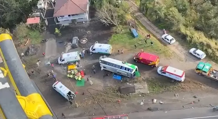 Um grave acidente entre duas carretas e micro ônibus na BR-116 deixou 2 mortos e vários feridos nesta sexta-feira (29)