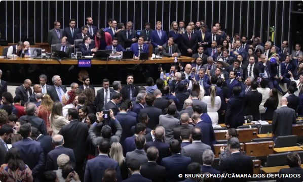 Câmara aprova urgência para projeto de anistia a golpistas