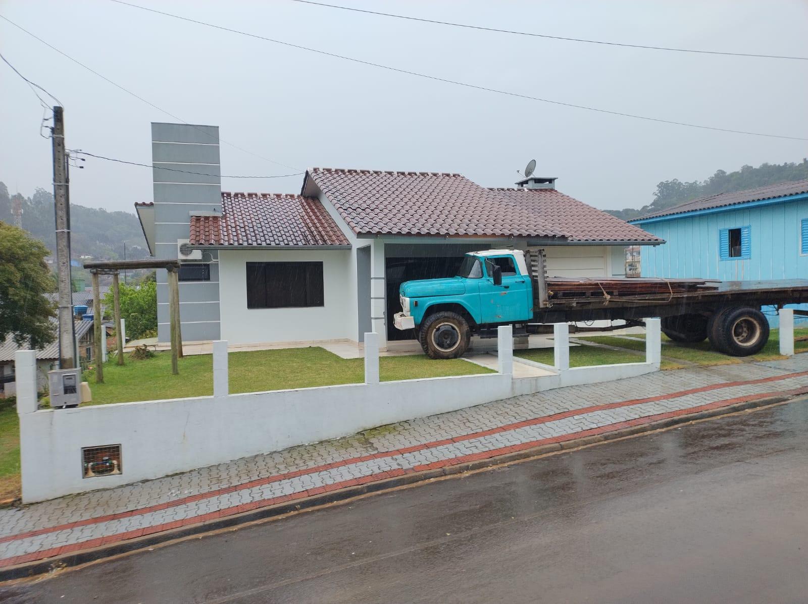 Caminhão desgovernado invade residência na cidade de Jardinópolis/SC