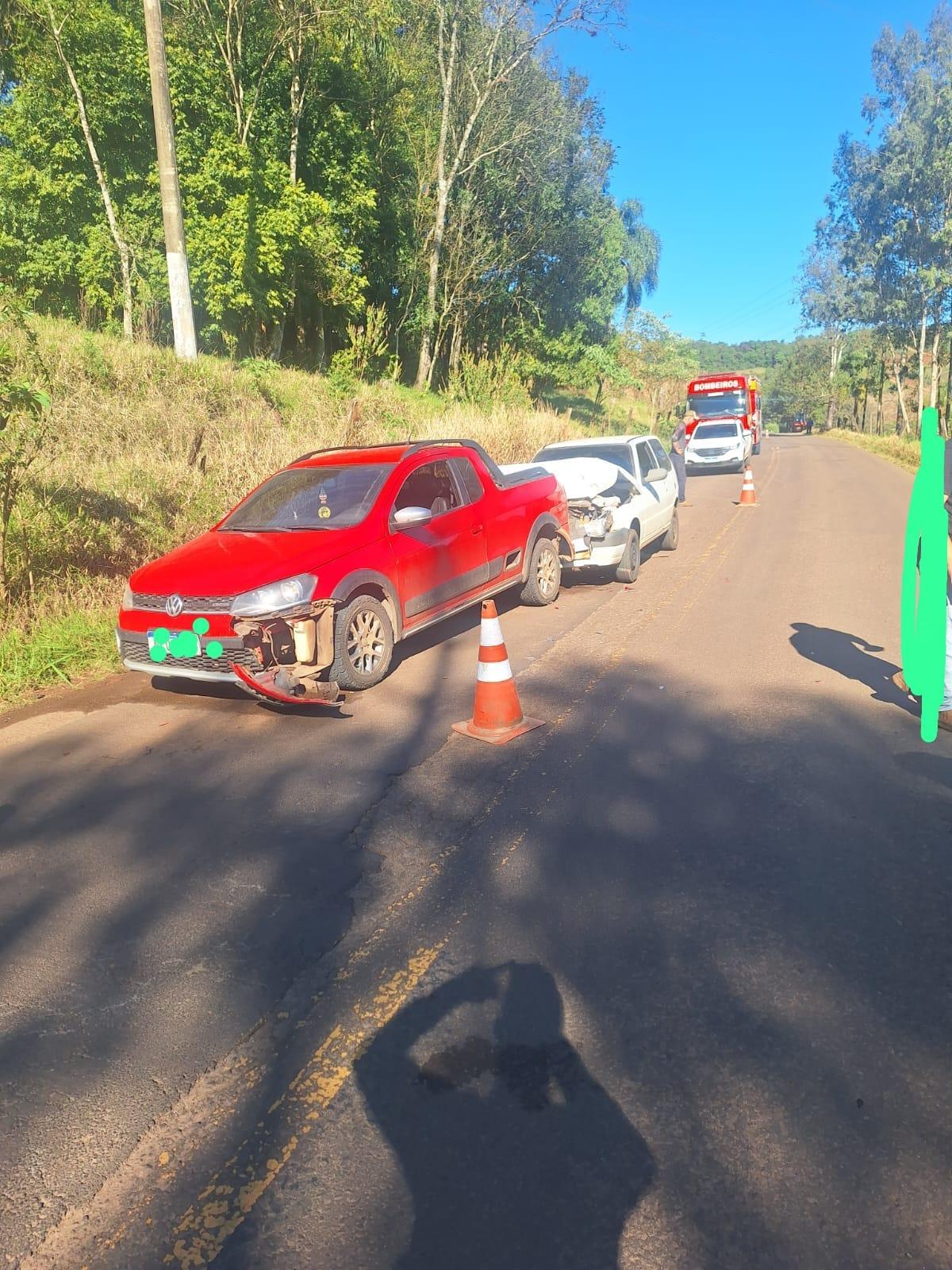 Colisão entre três veículos deixa condutora encarcerada em São Lourenço do Oeste/SC