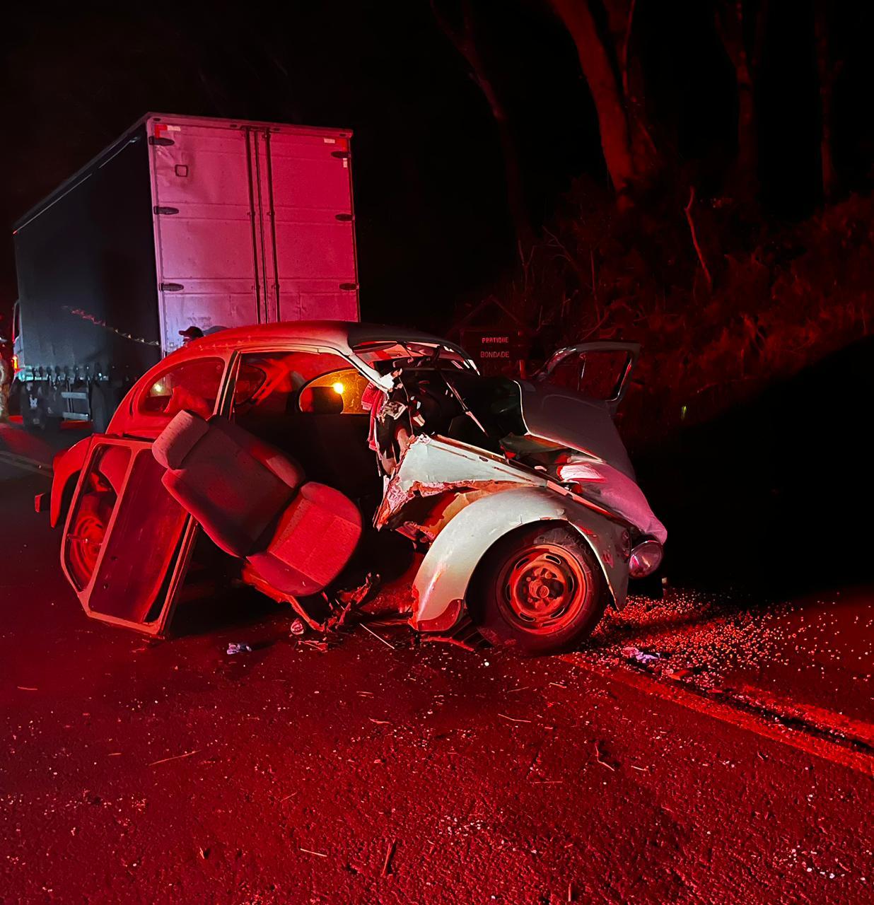 Colisão entre veículos Fusca e Caminhão tira a vida de condutor de 72 anos em Anchieta/SC