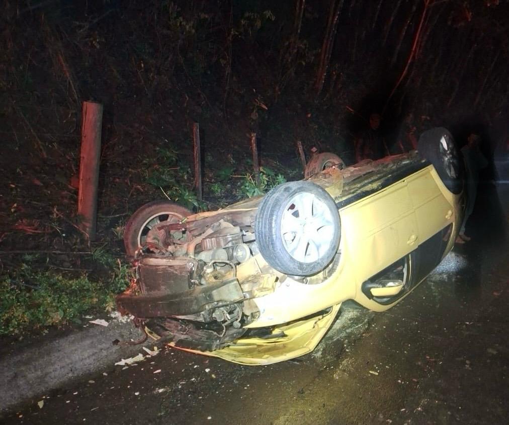 Feminina perde o controle de veículo VW/Golf e capota na SC-157 em Formosa do Sul